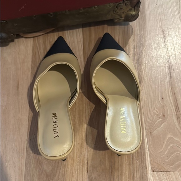 Kaitlyn Pan Genuine Leather Light Tan and Black Mules Two-Tone Design NWT - Picture 3 of 4